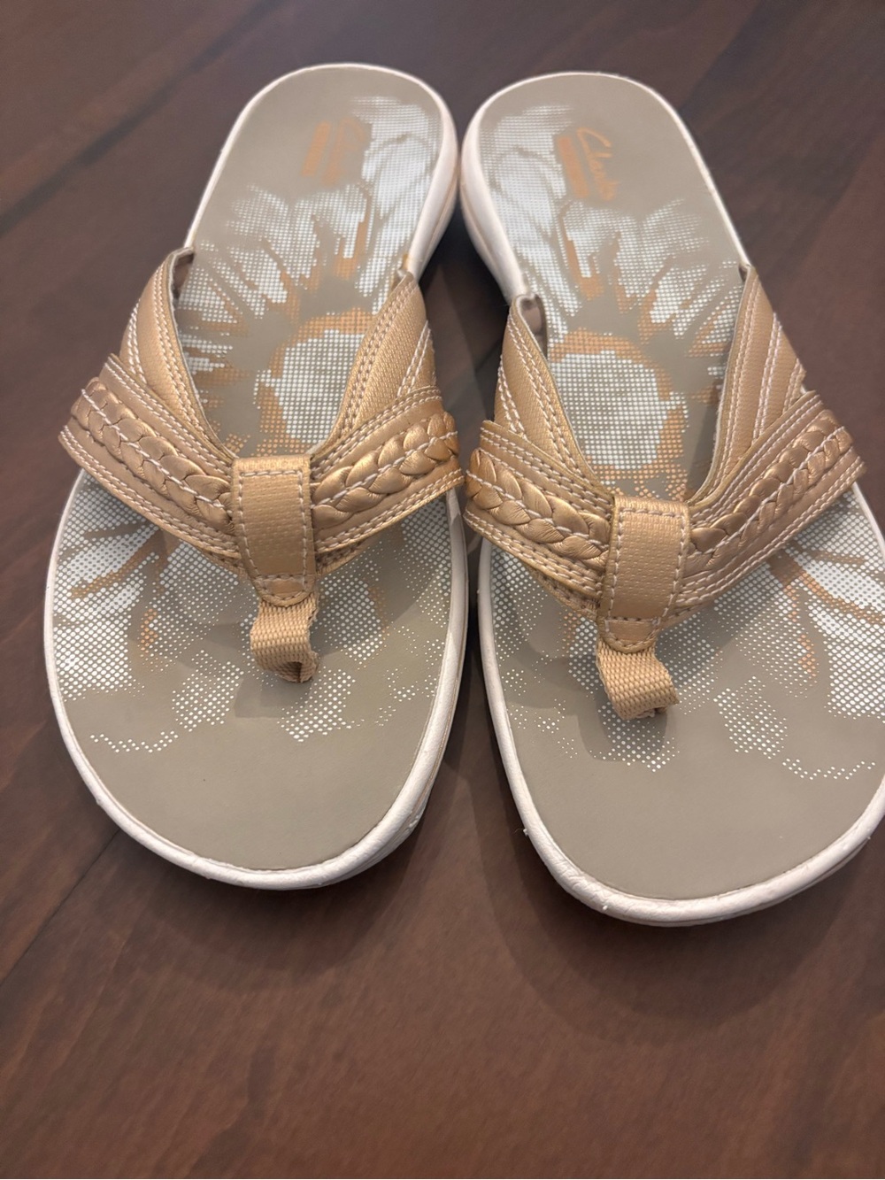 Clarks Women's Tan Braided Thong Gold metallic Sandals